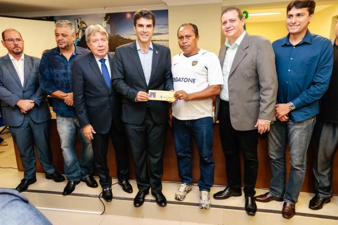 Quinze famílias, vítimas de incêndios em Belém, receberam das mãos do governador Helder Barbalho Cheques Moradia nesta quinta-feira (21). As famílias são oriundas dos bairros do Jurunas, Val-de-Cans, Guamá e Telegrafo. Além das 15 famílias, mais dois idosos, que estão com moradia com risco de desabamento, também receberam o benefício.

FOTO: MARCELO SEABRA / AGÊNCIA PARÁ
DATA: 21.02.2019
BELÉM - PA <div class='credito_fotos'>Foto: Marcelo Seabra / Ag. Pará   |   <a href='/midias/2019/originais/d8fc667c-68b4-4f42-93d0-b580e5aa2c3c.jpg' download><i class='fa-solid fa-download'></i> Download</a></div>