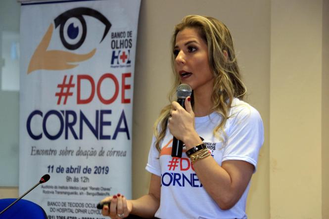 Nesta quinta-feira (11), Rita emocionou a todos os participantes do Encontro #DoeCornea, promovido pelo Banco de Olhos do Ophir Loyola, no auditório do Centro de Perícias Renato Chaves. Ela se considerava uma pessoa egoísta em relação à doação, dizia que nunca iria doar e que esperava que ninguém da família doasse. Mas o amor em meio a dor, mudou essa percepção.
NA FOTO: NATÉRCIA PINTO JEHA

FOTO: Sidney Oliveira / ASCOM OPHIR LOYOLA
DATA: 12.04.2019
BELÉM - PARÁ <div class='credito_fotos'>Foto: Sidney Oliveira / Ascom Ophir Loyola   |   <a href='/midias/2019/originais/d92ad8c4-f01c-4b5b-883f-dd1fa56ecfca.jpg' download><i class='fa-solid fa-download'></i> Download</a></div>