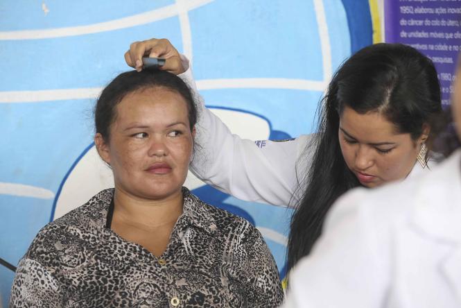 A Secretária de Saúde do Estado do Pará realizou, na manhã deste sábado (16), um evento voltado à comunidade do bairro da Terra Firme, em Belém. A ação social fez parte da programação da campanha Março Lilás, promovida pela Sespa durante este mês, no intuito de conscientizar mulheres sobre a prevenção do câncer de colo de útero.

FOTO: WAGNER SANTANA / AGÊNCIA PARÁ
DATA: 16.03.2019
BELÉM - PA
 <div class='credito_fotos'>Foto: Wagner Santana / Ag. Pará   |   <a href='/midias/2019/originais/d93763a1-8014-4988-846e-4a4e249f5d16.jpg' download><i class='fa-solid fa-download'></i> Download</a></div>