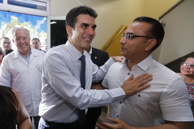 O governador do Estado, Helder Barbalho, participou do lançamento da Campanha Nacional de Vacinação contra Influenza, iniciada nesta quarta-feira (10) em todo o País, prosseguindo até 31 de maio. Acompanhado da primeira-dama, Daniela Barbalho, o governador esteve na Unidade Básica de Saúde (UBS) do bairro da Pedreira, em Belém, na tarde desta quarta-feira. Ele e a primeira-dama tomaram a vacina, aplicada pelo secretário de Estado de Saúde, o médico Alberto Beltrame.

FOTO : MARCELO SEABRA / AGÊNCIA PARÁ
DATA: 10.04.2019
BELÉM - PARÁ <div class='credito_fotos'>Foto: Marcelo Seabra / Ag. Pará   |   <a href='/midias/2019/originais/d945344e-bd70-4f36-a28d-178330eed56a.jpg' download><i class='fa-solid fa-download'></i> Download</a></div>