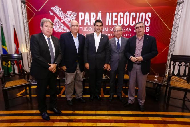 Estudos sobre a viabilidade da criação de uma rodovia pedagiada entre Belém e Castanhal, a instalação do canteiro de obras para a derrocada do Pedral do Lourenço a partir de julho desse ano e ainda a conclusão da discussão sobre as compensações da Lei Kandir na Câmara Federal, até o final do semestre, foram algumas das ações anunciadas por Helder Barbalho durante o lançamento da 8ª edição da Feira Pará Negócios. O evento, realizado na sede da Associação Comercial do Pará (ACP) na noite da última sexta-feira (16), contou com a presença de expositores, autoridades e convidados, que assistiram a conferência "Perspectivas para o crescimento do Pará", ministrada pelo governador.

FOTO: MARCELO SEABRA / AGÊNCIA PARÁ
DATA: 16.03.2019
BELÉM - PA <div class='credito_fotos'>Foto: Marcelo Seabra / Ag. Pará   |   <a href='/midias/2019/originais/d94851c1-1a4e-4459-a28c-6d5ee3a73a91.jpg' download><i class='fa-solid fa-download'></i> Download</a></div>