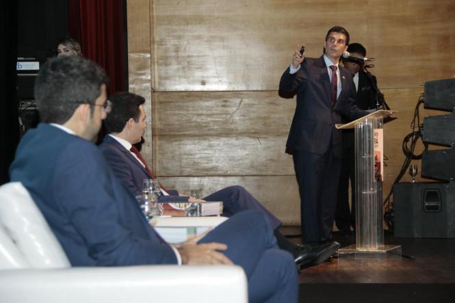 Durante a próxima missão do Programa Governo por Todo o Pará, que percorre Marabá e região entre os dias 2 e 5 de abril, será publicado o decreto permitindo a isenção de ICMS em 17% para a operação de ferro-gusa. A medida, que deve promover a abertura de 7 a 10 mil empregos imediatos, foi anunciada por Helder Barbalho durante o lançamento da 9ª edição do Anuário do Pará, na noite desta segunda-feira, 25, no teatro Maria Sylvia Nunes da Estação das Docas. 

FOTO: RICARDO AMANAJÁS / AGÊNCIA PARÁ
DATA: 26.03.2019
BELÉM - PARÁ <div class='credito_fotos'>Foto: Ricardo Amanajás / Ag. Pará   |   <a href='/midias/2019/originais/d97b9c5f-fd12-4f29-a66f-a8d283603a8b.jpg' download><i class='fa-solid fa-download'></i> Download</a></div>