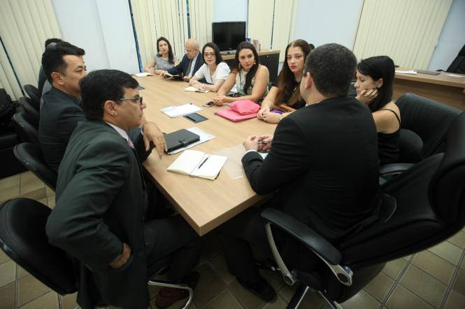 O procurador geral do Estado, Ricardo Sefer, convocou uma reunião na manhã desta segunda-feira (7), na sede do PGE, em Belém, com os representantes do Instituto de Terras do Pará (Iterpa) e da Secretaria de Estado de Meio Ambiente e Sustentabilidade (Semas), para repassar orientações do governador Helder Barbalho.

FOTO: MÁCIO FERREIRA / AG. PARÁ
DATA: 07.01.2019
BELÉM - PARÁ <div class='credito_fotos'>Foto: MÁCIO FERREIRA/ AG. PARÁ   |   <a href='/midias/2019/originais/d97f8fe0-7100-4c12-838b-7b553206b487.jpg' download><i class='fa-solid fa-download'></i> Download</a></div>