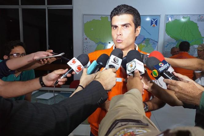 O inquérito aberto pela Polícia Civil (PC) para investigar o acidente na ponte Rio Moju aponta que a embarcação que colidiu com a estrutura não tinha licença para o transporte da carga. A informação foi confirmada pelo delegado geral da corporação, Alberto Teixeira, durante coletiva realizada na sede do Comando Geral do Corpo de Bombeiros na noite deste domingo (7). A reunião foi convocada pelo governador Helder Barbalho e pelo vice, Lúcio Vale, para discutir o andamento das diversas ações já iniciadas pela gestão estadual após o incidente, ocorrido por volta de 1h do último sábado (6).

FOTO: FERNANDO ARAÚJO / AGÊNCIA PARÁ
DATA: 08.04.2019
BELÉM - PA <div class='credito_fotos'>Foto: Fernando Araújo/Ag. Pará   |   <a href='/midias/2019/originais/d99f9fe7-38c2-47cb-a198-488011ac389b.jpg' download><i class='fa-solid fa-download'></i> Download</a></div>