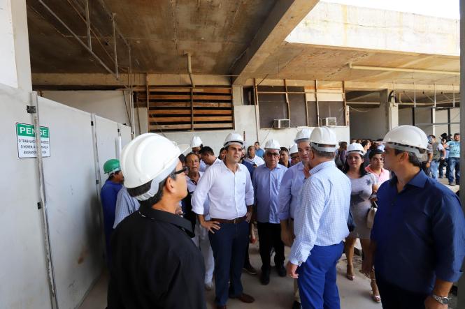 O governador Helder Barbalho vistoriou, nesta sexta-feira (25), as obras do Hospital Regional de Castanhal (HRC), e constatou que já foram investidos R$ 122 milhões em 60% da obra, mas que ainda faltam mais R$ 54 milhões para sua conclusão. Além disso, não foi comprado nenhum equipamento nem incluída previsão orçamentária para essa aquisição, que exigirá um investimento aproximado de R$ 50 milhões.

FOTO: MARCO SANTOS
DATA: 25.01.2019
CASTANHAL - PARÁ <div class='credito_fotos'>Foto: MARCO SANTOS   |   <a href='/midias/2019/originais/d9cadeb9-2b52-46cc-87c6-f59858581834.jpg' download><i class='fa-solid fa-download'></i> Download</a></div>