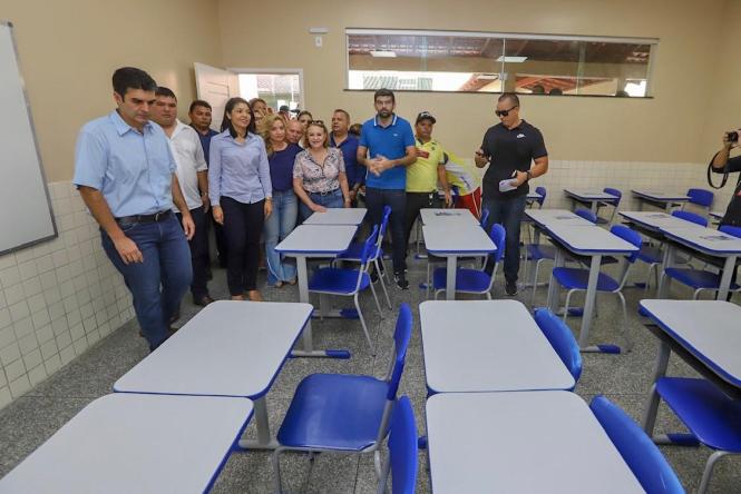 Prestes a completar 40 anos de fundação, a Escola Estadual de Ensino Médio Dr. Miguel de Santa Brígida, em Salinópolis, Nordeste paraense, foi reinaugurada pelo governador Helder Barbalho, na manhã deste sábado (16), após reforma geral, fruto de um convênio entre o Governo do Estado e a Prefeitura Municipal. Os investimentos foram de cerca de R$ 3 milhões e a obra, que teve duração de oito meses, vai beneficiar 1.145 alunos do Ensino Médio regular e projeto Mundiar.

FOTO: MARCO SANTOS / AGÊNCIA PARÁ
DATA: 16.02.2019
SALINAS  - PA <div class='credito_fotos'>Foto: Marco Santos / Ag. Pará   |   <a href='/midias/2019/originais/d9ed457b-3e7c-46a4-aae6-8636128bd54c.jpg' download><i class='fa-solid fa-download'></i> Download</a></div>