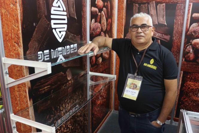 A participação do Pará no "Chocolat São Paulo 2019" foi considerada um sucesso pelos expositores. O evento na capital paulistana chega ao fim neste domingo(14) e reuniu 10 estandes com produtos da cadeia produtiva do cacau paraense e de outros estados. A maioria vendeu tudo o que trouxe, mas também fechou negócios, divulgou seus produtos, conversou com visitantes e adquiriu conhecimento, trocando experiências com outros empresários do ramo que também estavam presentes em São Paulo.

FOTO: DIVULGAÇÃO / SEMAS
DATA: 14.04.2019
SÃO PAULO - SP <div class='credito_fotos'>Foto: ASCOM SEMAS   |   <a href='/midias/2019/originais/da1ee67b-38b9-4092-8c50-f7169f3fedcd.jpg' download><i class='fa-solid fa-download'></i> Download</a></div>
