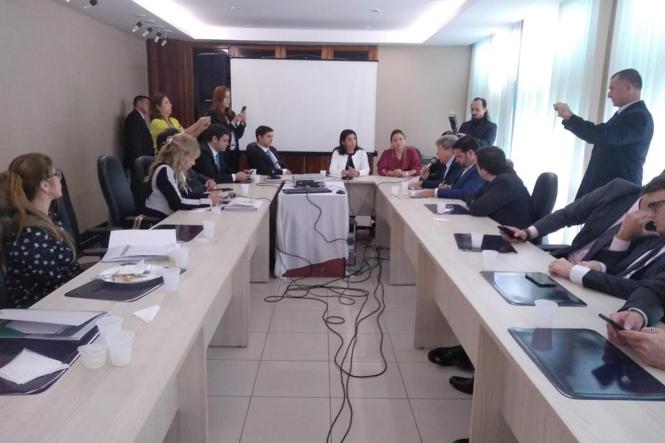 Investimentos em logística e infraestrutura, qualificação de mão de obra e incremento de ações de divulgação, publicidade e marketing foram alguns dos tópicos discutidos na reunião de trabalho entre o secretário de Estado de Desenvolvimento Econômico, Iran Lima, e deputados estaduais, na Assembleia Legislativa do Pará (Alepa), na tarde desta quarta-feira (27). O secretário atendeu ao convite da Comissão de Turismo do Legislativo, presidida pela deputada Paula Gomes (PSD), e apresentou em detalhes os desafios de buscar opções de desenvolvimento e fortalecimento do segmento turístico no Pará.

FOTO:  VALÉRIA NASCIMENTO
DATA: 28.03.2019
BELÉM - PA <div class='credito_fotos'>Foto: VALÉRIA NASCIMENTO / ASCOM SEDEME   |   <a href='/midias/2019/originais/da24c24a-5588-42d9-b8a9-d8c38071237a.jpg' download><i class='fa-solid fa-download'></i> Download</a></div>