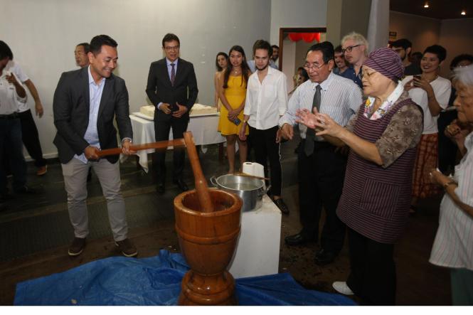 A comunidade nipo-brasileira do Pará comemorou a entrada de 2019 no auditório da Associação Pan-Amazônia Nipo-Brasileira, no domingo (6), em Belém. O evento deu início às homenagens aos 90 anos da imigração japonesa na Amazônia e contou com a presença do Governo do Estado. O chefe de gabinete, Luiziel Guedes, esteve representando o governador Helder Barbalho.

FOTO: CARLOS SODRÉ / AG. PARÁ
DATA: 06.01.2019
BELÉM - PARÁ <div class='credito_fotos'>Foto: CARLOS SODRÉ / AG. PARÁ    |   <a href='/midias/2019/originais/da550142-110e-4974-9ab4-062c98b81bcd.jpg' download><i class='fa-solid fa-download'></i> Download</a></div>