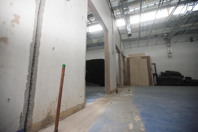 O Governador Helder barbalho realizou uma vistoria nas obras do Hospital Abelardo Santos (foto), em Icoaraci, na tarde desta quinta-feira (03). De acordo com Helder, após cinco anos de obras o que se constatou durante a visita é que há a necessidade de vários serviços que ainda precisam ser realizados. O Governador solicitou ainda à Auditoria Geral do Estado (AGE) uma revisão de mais de 170 milhões de reais em contratos que foram realizados para a construção do Hospítal. Segundo Helder Barbalho, pelo valor total dos contratos, o preço de construção de cada metro quadrado teria saído por mais de R$14,5 mil. “O metro quadrado mais caro do Brasil”, destacou Helder. Um segundo ponto que deve ser levado em conta, como explicou o governador à imprensa durante coletiva, é a contratação, por parte de governo anterior, de uma Organização Social (OS) para administrar o Abelardo Santos. “Esta OS já recebeu R$ 31 milhões de reais sem que o hospital esteja funcionando”. declarou o governador.

FOTO: THIAGO GOMES / AG. PARÁ
DATA: 03.01.2019
ICOARACI - PARÁ <div class='credito_fotos'>Foto: Thiago Gomes /Ag. Pará   |   <a href='/midias/2019/originais/da7011b8-aa01-44a5-937f-c8cdad5acf59.jpg' download><i class='fa-solid fa-download'></i> Download</a></div>