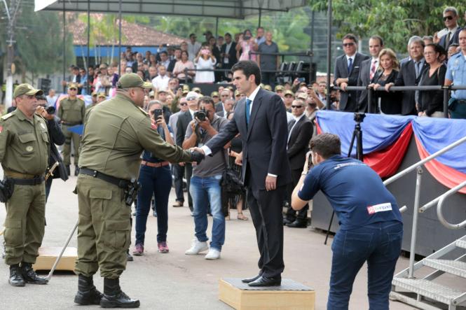 A Polícia Militar do Pará realizou, nesta terça-feira (8), na sede do Comando Geral da instituição, na rodovia Augusto Montenegro, em Belém, a solenidade de transmissão do cargo de Comandante Geral da PMPA. A cerimônia contou com a presença do governador Helder Barbalho e demais autoridades do Estado. No evento militar, o 52º comandante geral da PMPA, coronel PM José Dilson Melo de Souza Júnior, assumiu oficialmente o mais alto posto da corporação. 

FOTO: MARCO SANTOS / AG. PARÁ
DATA: 09.01.2019
BELÉM - PARÁ <div class='credito_fotos'>Foto: Marco Santos / Ag. Pará   |   <a href='/midias/2019/originais/da7601ed-ff7c-426a-9cf7-8359b1acafe5.jpg' download><i class='fa-solid fa-download'></i> Download</a></div>