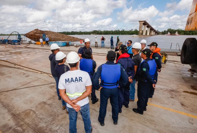 A Marinha do Brasil aprovou, nesta sexta-feira (3), o Plano Técnico apresentado pela  Secretaria de Estado de Transportes  (Setran) para a movimentação dos destroços da ponte Rio Moju e da balsa que colidiu com a estrutura no dia 6 de abril. O projeto cumpre todas as etapas de segurança da área exigidas pela Capitania dos Portos, como o isolamento de cerca de 100 metros da área de navegação, a permanência no local somente dos envolvidos diretamente na operação, a elaboração de plano de contingência para evitar ou atuar em caso vazamento de óleo durante a movimentação dos destroços da balsa, entre outros. 

FOTO: WAGNER SANTANA / AGÊNCIA PARÁ
DATA: 03.05.2019
BELÉM - PARÁ <div class='credito_fotos'>Foto: Wagner Santana / Ag. Pará   |   <a href='/midias/2019/originais/da8e2f00-95b7-40c4-8c3c-dabca3c23863.jpg' download><i class='fa-solid fa-download'></i> Download</a></div>