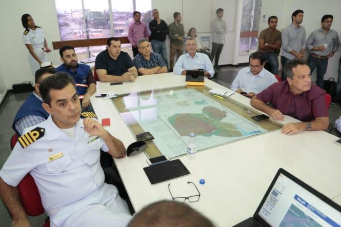 O Governo do Estado segue trabalhando para buscar maneiras de solucionar a questão do fluxo de cargas e passageiros, na capital e nos municípios atingidos pela queda de parte da ponte do Rio Moju. Neste domingo (14), representantes de vários órgãos envolvidos na ações emergenciais estiveram reunidos na sala de situação do Corpo de Bombeiros, em Belém, para conhecer alguns projetos apresentados como possíveis soluções ao problema de tráfego de veículos.

FOTO: RICARDO AMANAJÁS - AGÊNCIA PARÁ
DATA: 14.04.2019
BELÉM - PARÁ <div class='credito_fotos'>Foto: Ricardo Amanajás / Ag. Pará   |   <a href='/midias/2019/originais/dac1f93a-a896-4301-afd3-91073d1ff830.jpg' download><i class='fa-solid fa-download'></i> Download</a></div>