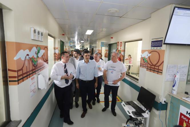 O governador do Estado, Helder Barbalho, e a primeira-dama, Daniela Barbalho, visitaram, no início da tarde desta quinta-feira (21), em Santarém, no oeste do Estado, o Hospital Regional do Baixo Amazonas, onde inauguraram, junto com o secretário de Estado de Saúde Pública, Alberto Beltrame, a primeira classe hospitalar da casa de saúde, que passa, a partir de agora, a atender os pacientes em idade escolar internados para tratamento. A visita foi acompanhada pelo secretário Regional de Governo do Baixo Amazonas, Henderson Pinto, e deputados estaduais.
FOTO: MARCO SANTOS / AGÊNCIA PARÁ
DATA: 21.03.2019
SANTARÉM - PA <div class='credito_fotos'>Foto: Marco Santos / Ag. Pará | <a href='/midias/2019/originais/dad6dedf-10ef-4eb3-afc2-c97355e561fc.jpg' download><i class='fa-solid fa-download'></i> Download</a></div>