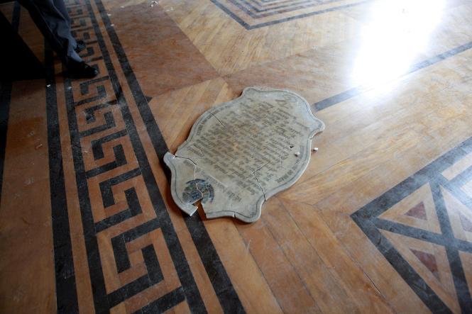 O Governo do Pará, por meio da Secretaria de Estado de Cultura (Secult), já autorizou abertura de processo para obra emergencial de restauro da parte estrutural do teto do Palácio Lauro Sodré, após o desabamento de parte do forro do Salão Histórico, nesta sexta-feira (25). Após o incidente no local, que abriga o Museu do Estado do Pará (MEP), também será iniciado um processo emergencial de revisão do sistema de prevenção e combate a incêndios de todos os prédios históricos sob a responsabilidade da Secult.

FOTO: FERNANDO ARAÚJO / AG. PARÁ
DATA: 25.01.2019
BELÉM - PARÁ <div class='credito_fotos'>Foto: Fernando Araújo/Ag. Pará   |   <a href='/midias/2019/originais/dadaf49b-4a7e-4e30-90e1-e825fc0de9dc.jpg' download><i class='fa-solid fa-download'></i> Download</a></div>