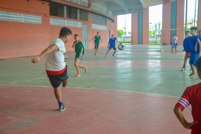 Cerca de 100 crianças e adolescentes participam, nesta quinta-feira (16), de torneio esportivo no Estádio Olímpico do Pará/EOP, o Mangueirão, que integra as programações da Semana Paraense de Enfrentamento ao Abuso e Exploração Sexual de Crianças e Adolescentes, que tem dia D no próximo sábado (18), e do Maio Laranja. A participação ocorre por meio da parceria entre Secretaria de Estado de Esporte e Lazer (Seel) e o ParáPaz.

FOTO: ASCOM / SEEL
DATA: 15.05.2019
BELÉM - PARÁ <div class='credito_fotos'>Foto: ASCOM / SEEL   |   <a href='/midias/2019/originais/db46d605-c8ee-4056-8608-f7341a0251a8.jpg' download><i class='fa-solid fa-download'></i> Download</a></div>