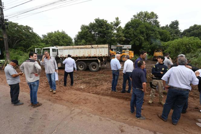 O secretário de Estado de Transportes, Pádua Andrade, vistoriou nesta quinta-feira, 1º de fevereiro,  as obras de infraestrutura do pátio de triagem de caminhões, que está em obras no Km 10,5 da BR 316. O local servirá de estacionamento para caminhões, que chegarem a partir de hoje à cidade, nos horários restritos para circulação no corredor das obras de requalificação da BR 316. O pátio de triagem, que está sendo construído no terreno, que abrigava a antiga fábrica Inca, ficará pronto em 60 dias.

FOTO: WAGNER SANTANA / AGÊNCIA PARÁ
DATA: 01.02.2019
BELÉM - PARÁ <div class='credito_fotos'>Foto: Wagner Santana / Ag. Pará   |   <a href='/midias/2019/originais/db8658fd-8927-4e26-bd6d-e65338b95a42.jpg' download><i class='fa-solid fa-download'></i> Download</a></div>