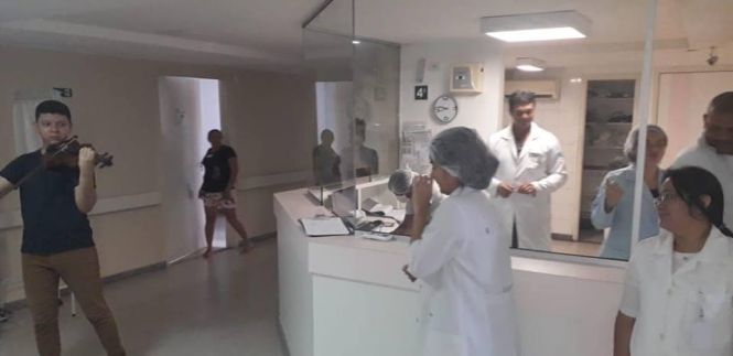 O Grupo de Trabalho de Humanização (GTH) do Hospital Jean Bitar (HJB), em Belém, antecipou a Páscoa para colaboradores, usuários, acompanhantes e visitantes, ao surpreender a todos que circulavam no ambiente, durante todo o dia de ontem (18), com apresentação musical do violonista Mauro Coutinho, na área de Recepção. <div class='credito_fotos'>Foto: ASCOM HJB   |   <a href='/midias/2019/originais/dbb92aa0-5e9a-4790-91a4-151be8b6e2a9.jpg' download><i class='fa-solid fa-download'></i> Download</a></div>