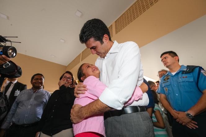 O Governo do Estado, por meio da Secretaria de Estado de Educação (Seduc), entregou mais uma escola totalmente reformada e ampliada para melhor comodidade de professores e alunos. Com mais de 1 mil alunos matriculados nos três turnos, a Escola Estadual de Ensino Fundamental e Médio Jarbas Passarinho, em Belém, iniciou o ano letivo com a entrega da obra de reforma e ampliação de todo o complexo da instituição. A reinauguração do espaço aconteceu na manhã de hoje, 21, com a presença do governador Helder Barbalho, do vice-governador Lúcio Vale, da secretária de educação, professora Leila Freire e de diversas autoridades.

FOTO: WAGNER SANTANA AGÊNCIA / PARÁ
DATA: 21.02.2019
BELÉM - PA <div class='credito_fotos'>Foto: Wagner Santana / Ag. Pará   |   <a href='/midias/2019/originais/dbbc2292-875f-471f-8744-fbb016d0e5a9.jpg' download><i class='fa-solid fa-download'></i> Download</a></div>