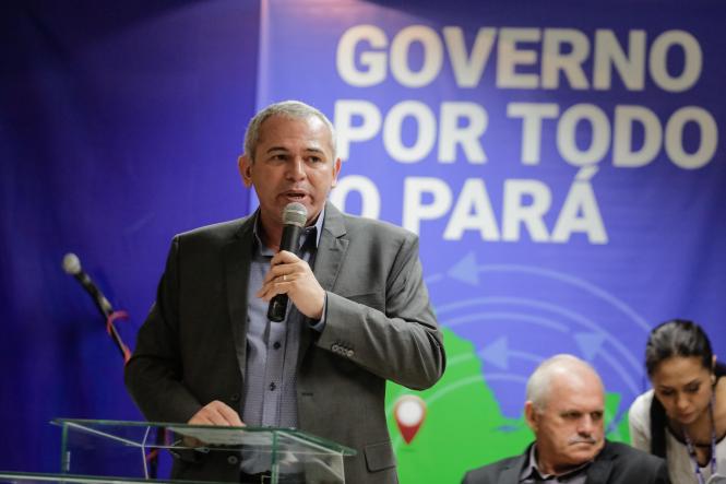 Até a próxima sexta-feira (23), o Governo do Estado está, oficialmente, sediado em Santarém, no oeste paraense. É o programa “Governo Por Todo o Pará”, iniciativa desta gestão, que inaugura a sua primeira edição, deslocando grande parte de sua estrutura e equipes para o município santareno. A programação, cujo objetivo é aproximar o Estado das diferentes regiões e municípios, foi aberta pelo governador Helder Barbalho, no final da manhã desta quarta-feira (20), em cerimônia realizada no auditório do campus Tapajós da Universidade Federal do Oeste do Pará (Ufopa). Participaram da solenidade a primeira-dama do Estado, Daniela Barbalho; o vice-governador, Lúcio Vale, e a esposa, Andréa Vale; deputados estaduais; gestores de órgãos e secretários de Estado; servidores do município de Santarém e representantes de cidades vizinhas, além da população.

FOTO: MARCO SANTOS / AGÊNCIA PARÁ
DATA: 20.03.2019
SANTARÉM - PA
 <div class='credito_fotos'>Foto: Marco Santos / Ag. Pará   |   <a href='/midias/2019/originais/dbce6cae-510c-4f67-bcb7-ea0301b4ca24.jpg' download><i class='fa-solid fa-download'></i> Download</a></div>