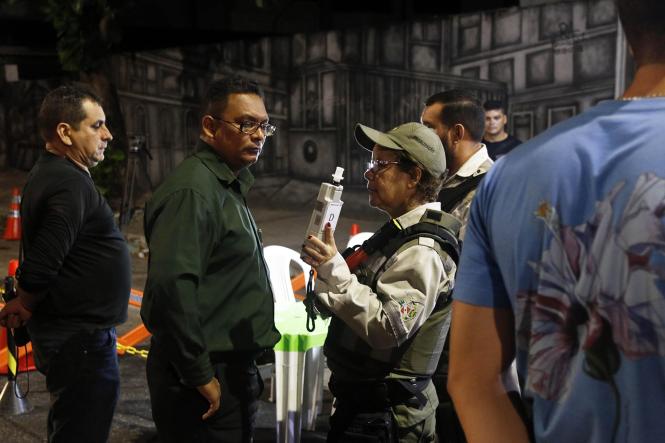O Departamento de Trânsito do Estado inicia neste sábado (26), durante o pré-carnaval da Cidade Velha, em Belém, o trabalho de fiscalização para inibir o desrespeito às regras quanto ao uso do som automotivo, pessoas dirigindo bêbadas e demais infrações que colocam em risco a segurança viária.

FOTO: ASCOM DETRAN
DATA: 25.01.2019
BELÉM - PARÁ <div class='credito_fotos'>Foto: ASCOM DETRAN   |   <a href='/midias/2019/originais/dbf85fae-03c2-44ed-ab9c-092a167be7a6.jpg' download><i class='fa-solid fa-download'></i> Download</a></div>