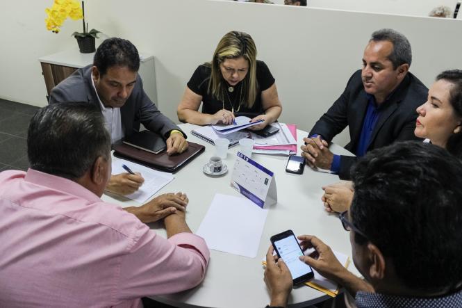A tarde, em Santarém, foi dedicada ao encontro com prefeitos da região do Baixo Amazonas. A intenção da Companhia de Saneamento do Pará  (Cosanpa) é conversar com os líderes do executivo municipal para conhecer a realidade de cada município e identificar as necessidade do abastecimento de água em cada um deles. As reuniões estão sendo realizadas no Centro Regional de Governo do Baixo Amazonas, dentro da programação do Governo Por Todo o Pará. 

FOTO: ASCOM / COSANPA
DATA: 20.03.2019
SANTARÉM - PA <div class='credito_fotos'>Foto: ASCOM / COSANPA   |   <a href='/midias/2019/originais/dc00b586-faaf-40b6-9ba4-3d2f3663f0dd.jpg' download><i class='fa-solid fa-download'></i> Download</a></div>