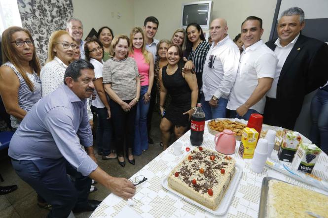 O governador do Estado, Helder Barbalho, participou do lançamento da Campanha Nacional de Vacinação contra Influenza, iniciada nesta quarta-feira (10) em todo o País, prosseguindo até 31 de maio. Acompanhado da primeira-dama, Daniela Barbalho, o governador esteve na Unidade Básica de Saúde (UBS) do bairro da Pedreira, em Belém, na tarde desta quarta-feira. Ele e a primeira-dama tomaram a vacina, aplicada pelo secretário de Estado de Saúde, o médico Alberto Beltrame.

FOTO : MARCELO SEABRA / AGÊNCIA PARÁ
DATA: 10.04.2019
BELÉM - PARÁ <div class='credito_fotos'>Foto: Marcelo Seabra / Ag. Pará   |   <a href='/midias/2019/originais/dc1e0820-a3b2-4661-a999-22db990c734c.jpg' download><i class='fa-solid fa-download'></i> Download</a></div>