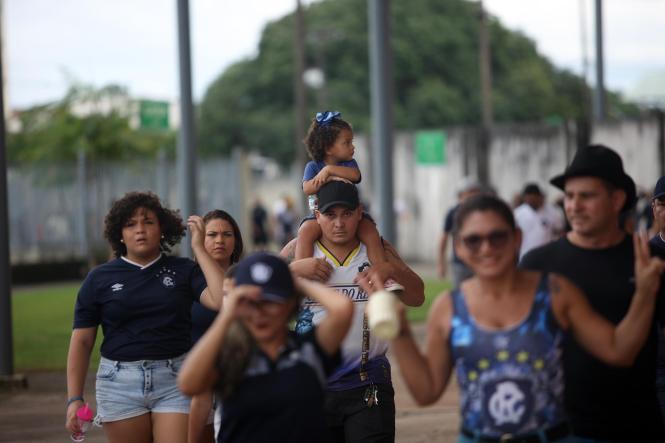 Tranquilidade e muita comemoração marcaram a reabertura do Estádio Estadual Jornalista Edgar Augusto Proença - Mangueirão na tarde deste domingo (3). A vitória do Remo contra o Tapajós, por 1x0, em jogo referente à primeira rodada do Parazão, foi acompanhada de perto por 19,2 mil torcedores, e dentre eles, muitas crianças acompanhadas pelos pais e familiares. 

FOTO: THIAGO GOMES/AG. PARÁ
DATA: 03.02.2019 
BELÉM - PARÁ <div class='credito_fotos'>Foto: Thiago Gomes /Ag. Pará   |   <a href='/midias/2019/originais/dc22e0cc-574c-4f36-b4e1-52f98345b3d9.jpg' download><i class='fa-solid fa-download'></i> Download</a></div>