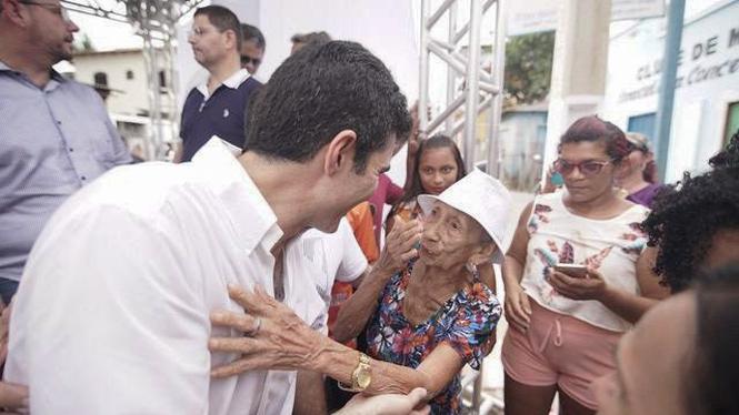 O governador Helder Barbalho e o vice-governador, Lúcio Vale, inauguraram neste sábado (23) a segunda agência do Banco do Estado do Pará (Banpará) em 80 dias de governo, dessa vez no município de Porto de Moz, no oeste paraense. 

FOTO: MARCO SANTOS / AG. PARÁ
DATA: 23.03.3029
PORTO DE MOZ - PARÁ <div class='credito_fotos'>Foto: Marco Santos / Ag. Pará   |   <a href='/midias/2019/originais/dc25233c-bd0a-495e-94f7-bb8507981275.jpg' download><i class='fa-solid fa-download'></i> Download</a></div>