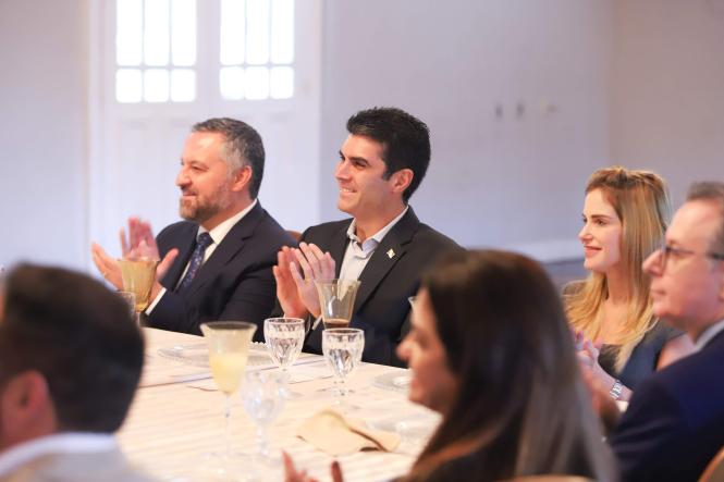 Possíveis parcerias entre os governos do Pará e do Canadá, sobretudo na área de logística, foram tratadas pelo governador Helder Barbalho com o embaixador canadense, Riccardo Savonne, no início da tarde desta segunda-feira (15), no Palácio do Governo, em Belém. Em visita oficial ao Pará, o embaixador foi recebido pelo governador, acompanhado da primeira-dama, Daniela Barbalho; do vice-governador, Lúcio Vale, e sua esposa, Andrea Vale.

FOTO: MARCO SANTOS / AGÊNCIA PARÁ
DATA: 15.04.2019
BELÉM - PA <div class='credito_fotos'>Foto: Marco Santos / Ag. Pará   |   <a href='/midias/2019/originais/dc2d875b-f64d-45ee-8f5c-5f8e2e9083c5.jpg' download><i class='fa-solid fa-download'></i> Download</a></div>