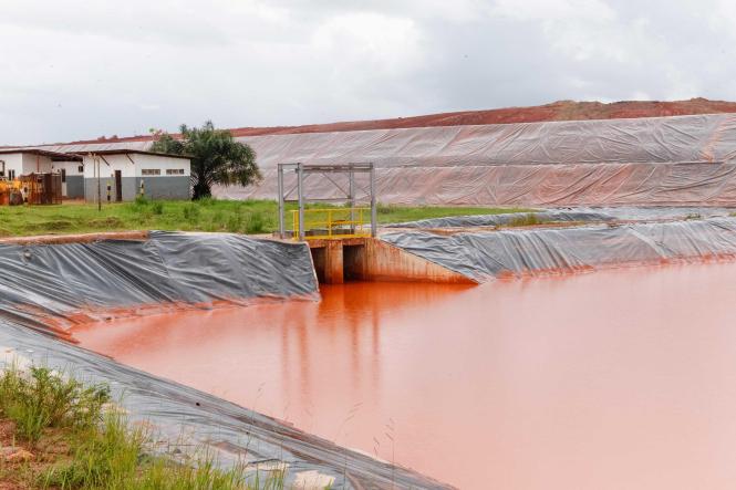 Equipes da Secretaria de Meio Ambiente e Sustentabilidade (Semas) vistoriaram, em Barcarena, a refinaria Alunorte - Alumina Norte do Brasil S.A, nesta sexta-feira (5). A visita técnica foi em caráter extraordinário após a forte chuva de ontem no município.

FOTO: FERNANDO ARAÚJO / AGÊNCIA PARÁ
DATA: 05.04.20189
BARCARENA - PARÁ <div class='credito_fotos'>Foto: Fernando Araújo/Ag. Pará   |   <a href='/midias/2019/originais/dc3a3b87-7259-47cc-a1b5-ba17d4e60832.jpg' download><i class='fa-solid fa-download'></i> Download</a></div>