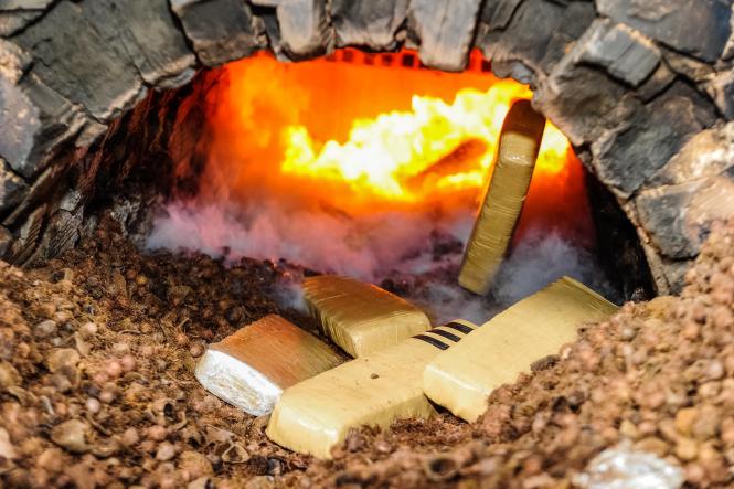 A Polícia Civil do Pará incinerou, na manhã desta segunda-feira (11), cerca de uma tonelada de drogas, dentre elas maconha, cocaína e derivados. A incineração foi realizada em uma indústria de cerâmica, localizada em Marituba, região metropolitana de Belém, após autorização judicial. Segundo o delegado Augusto Potiguar, diretor da Divisão Estadual de Narcóticos (Danarc), a maior parte das drogas foi apreendida no início deste ano e outra parte no primeiro semestre do ano passado, como resultado de operações policiais de combate ao tráfico de drogas. A incineração contou com as presenças de representantes do Ministério Público do Estado e Vigilância Sanitária.

FOTO: ASCOM / POLÍCIA CIVIL
DATA: 11.03.2019
BELÉM - PA <div class='credito_fotos'>Foto: Ascom / Polícia Civil   |   <a href='/midias/2019/originais/dc8deb15-960d-4e99-99b7-00545721a80b.jpg' download><i class='fa-solid fa-download'></i> Download</a></div>