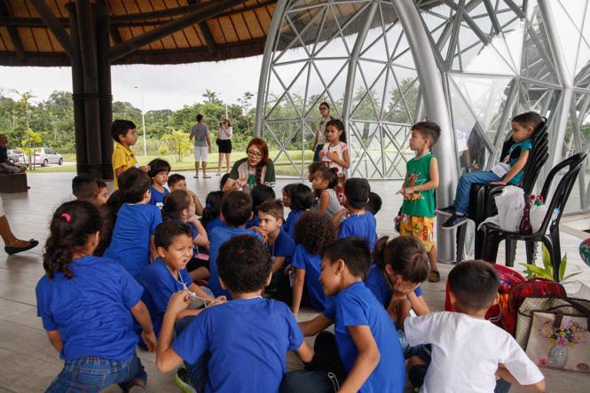 O Parque do Utinga recebeu na manhã desta segunda (25), a abertura da Semana da Festa Anual das Árvores, promovida pelo Instituto de Desenvolvimento Florestal e da Biodiversidade do Estado do Pará (Ideflor-Bio), com a presença de mais de 500 pessoas, entre parceiros e visitantes. Palestras, plantação de mudas e trilhas, sempre voltadas à educação e conscientização ambiental, fizeram parte da programação.  

FOTO: WAGNER SANTANA / AGÊNCIA PARÁ
DATA: 25.03.2019
BELÉM - PA <div class='credito_fotos'>Foto: Wagner Santana / Ag. Pará   |   <a href='/midias/2019/originais/dc9bd249-4f4b-41d5-a03f-0f35f6ca2f99.jpg' download><i class='fa-solid fa-download'></i> Download</a></div>
