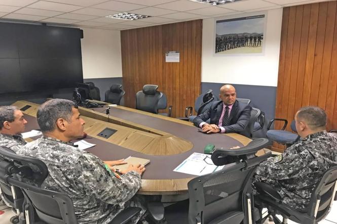 Nesta sexta-feira, 15, o coordenador do Núcleo de Planejamento Operacional da Secretaria de Estado de Segurança Pública e Defesa Social do Pará (Segup), Tenente Coronel Alexandre Mascarenhas esteve reunido com o coordenador de Operações da Força Nacional, Tenente Coronel Wilson Melo e seus auxiliares para finalizar o planejamento estratégico que trará os agentes da Força Nacional para o Estado. A reunião foi realizada na sede do Ministério da Justiça, em Brasília.

FOTO: ASCOM /SEGUP
DATA: 15.02.2019 <div class='credito_fotos'>Foto: ASCOM/SEGUP   |   <a href='/midias/2019/originais/dcbd8b70-608f-4383-a47e-2e7cab1f5a8a.jpg' download><i class='fa-solid fa-download'></i> Download</a></div>