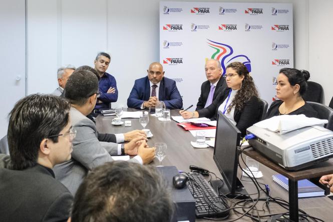 Uma reunião realizada na manhã desta quarta-feira (13), entre dirigentes da Superintendência do Sistema Penitenciário do Estado (Susipe) e representantes da Polícia Federal (PF), discutiu o planejamento para a implementação da coleta biométrica de presos no Pará. Mais de 19 mil presos no Pará devem ser inseridos em um banco de dados com as informações digitais.

FOTO: ASCOM / SUSIPE
DATA: 14.03.2019
BELÉM - PA <div class='credito_fotos'>Foto: ASCOM / SUSIPE   |   <a href='/midias/2019/originais/dcc7f774-901f-46d0-911a-9272874f5e87.jpg' download><i class='fa-solid fa-download'></i> Download</a></div>