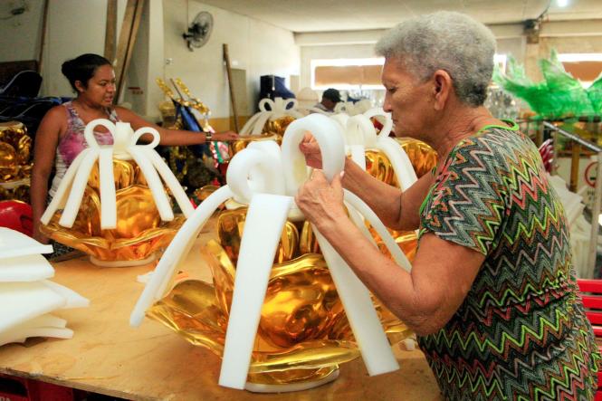 O carnaval de Belém vai atravessar a avenida e chegar também na telinha. Depois de 9 anos, a Cultura - Rede de Comunicação retoma a transmissão ao vivo, só que agora de forma integrada e com o sinal digital, dos desfiles das escolas de samba do Grupo Especial de Belém, neste sábado, dia 23 de fevereiro, na Aldeia Amazônica David Miguel. Quem por acaso não puder ver de pertinho, pode preparar a pipoca, reunir os amigos e se preparar para acompanhar todos os detalhes, seja pela TV, pelo YouTube ou pelas redes sociais. Serão 7 câmeras, 5 produtores de pista, 3 repórteres no meio do público - fazendo até vídeo-selfie - e da folia em meio a uma equipe de 50 pessoas que promete mostrar toda a beleza, emoção e grandeza do Carnaval paraense. A programação terá início às 19h e só sai do ar depois que a última escola fechar o desfile, por volta das 6h do domingo, 24.

 FOTO: RICARDO AMANAJAS / AGÊNCIA PARÁ
DATA: 19.02.2019
BELÉM - PA <div class='credito_fotos'>Foto: Ricardo Amanajás / Ag. Pará   |   <a href='/midias/2019/originais/dd42eeea-e2c2-45b0-b6f5-af8a412da3d5.jpg' download><i class='fa-solid fa-download'></i> Download</a></div>