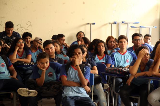 Para debater a questão da depressão, desde os sinais até como lidar com ela, a Coordenadoria de Enfrentamento ao Tráfico de Pessoas e Trabalho Escravo (CTEPTP/PA), vinculada à Secretaria de Estado de Justiça e Direitos Humanos (Sejudh), realizou palestra sobre a doença para alunos do 9º ano do Ensino Fundamental da Escola “Barão de Igarapé Miri”, no bairro do Guamá, nesta quarta-feira (9).

FOTO: WAGNER ALMEIDA/SEJUDH
DATA: 10.01.2019
BELÉM - PARÁ <div class='credito_fotos'>Foto: Wagner Almeida/ Ascom Sejudh   |   <a href='/midias/2019/originais/dd487a10-015d-4841-877e-bbe9a21f48c7.jpg' download><i class='fa-solid fa-download'></i> Download</a></div>