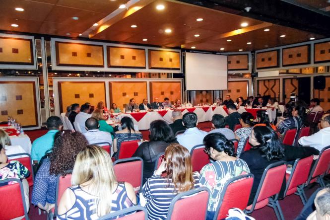 Os gestores municipais de Saúde do Pará terão maior apoio da Secretaria de Estado de Saúde Pública (Sespa) e da Assembleia Legislativa do Pará (Alepa), foi o que afirmaram o secretário de Estado de Saúde, Alberto Beltrame e o presidente da Alepa, deputado estadual Dr. Daniel, nesta terça-feira durante a primeira reunião da Comissão Intergestores Bipartite (CIB), realizada no Salão Carajás do Hotel Princesa Louçã.

FOTO: ASCOM / SESPA
DATA: 20.02.2019
BELÉM - PA <div class='credito_fotos'>Foto: ASCOM / SESPA   |   <a href='/midias/2019/originais/dd7546d3-a26c-4dc2-b006-54c781f015f6.jpg' download><i class='fa-solid fa-download'></i> Download</a></div>