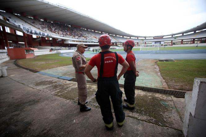 Tranquilidade e muita comemoração marcaram a reabertura do Estádio Estadual Jornalista Edgar Augusto Proença - Mangueirão na tarde deste domingo (3). A vitória do Remo contra o Tapajós, por 1x0, em jogo referente à primeira rodada do Parazão, foi acompanhada de perto por 19,2 mil torcedores, e dentre eles, muitas crianças acompanhadas pelos pais e familiares. 

FOTO: THIAGO GOMES/AG. PARÁ
DATA: 03.02.2019 
BELÉM - PARÁ <div class='credito_fotos'>Foto: Thiago Gomes /Ag. Pará   |   <a href='/midias/2019/originais/ddaf14fc-92c8-4be3-92af-798560d9d617.jpg' download><i class='fa-solid fa-download'></i> Download</a></div>