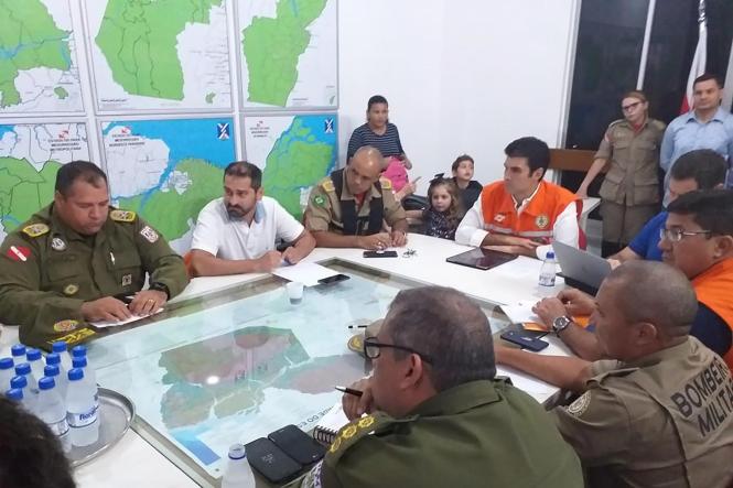 Obras emergenciais em portos de Belém e Barcarena, recuperação de estradas e um planejamento estratégico para a retomada do tráfego em sua totalidade na Alça Viária estão entre as principais medidas já iniciadas pelo Governo do Pará neste sábado (6), após a queda de 268 metros da ponte Rio Moju. Uma reunião com representantes de diversos órgãos estaduais foi convocada pelo governador Helder Barbalho nesta noite, no gabinete de crise montado no Comando Geral do Corpo de Bombeiros, na capital. O objetivo foi monitorar as ações já executadas e planejar as próximas a serem tomadas nos próximos dias.

FOTO: FERNANDO ARAÚJO / AGÊNCIA PARÁ
DATA: 07.04.2019
BELÉM - PA <div class='credito_fotos'>Foto: Fernando Araújo / agência Pará   |   <a href='/midias/2019/originais/ddb9bd7b-c1f5-4358-bf1e-c8c1a00daa72.jpg' download><i class='fa-solid fa-download'></i> Download</a></div>