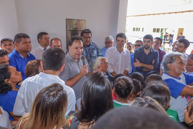 Construída por meio de um convênio firmado entre a Prefeitura e o governo do Estado, no valor de R$ 984.663,51, a Escola Estadual Magalhães Barata foi inaugurada na tarde desta quinta-feira (18), na comunidade de Ariri, zona rural de Colares, município do nordeste paraense.

FOTO: MARCO SANTOS / AGÊNCIA PARÁ
DATA: 18.04.2019
COLARES - PARÁ <div class='credito_fotos'>Foto: Marco Santos / Ag. Pará   |   <a href='/midias/2019/originais/ddffaec2-d92f-42d5-b60f-528739bc0773.jpg' download><i class='fa-solid fa-download'></i> Download</a></div>