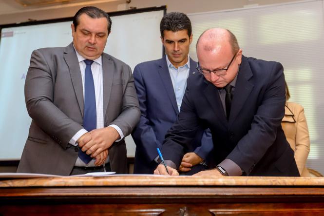 As obras de construção da nova ponte sobre o rio Moju iniciam em cinco dias. O anúncio foi feito pelo governador Helder Barbalho e pelo vice, Lúcio Vale, na manhã desta quarta-feira (17), durante coletiva de imprensa realizada no Palácio do Governo. Na ocasião, foi assinado o contrato com a empresa vencedora do processo emergencial aberto na última semana, com o objetivo de acelerar a execução de obras e serviços na região afetada pelo acidente ocorrido no dia 6 de abril, quando uma embarcação colidiu com a estrutura, que desabou.

FOTO: MARCO SANTOS / AGÊNCIA PARÁ
DATA: 17.04.2019
BELÉM - PA  <div class='credito_fotos'>Foto: Marco Santos / Ag. Pará   |   <a href='/midias/2019/originais/de0c6bc8-9cd2-4caf-b686-1796d3ade9e2.jpg' download><i class='fa-solid fa-download'></i> Download</a></div>