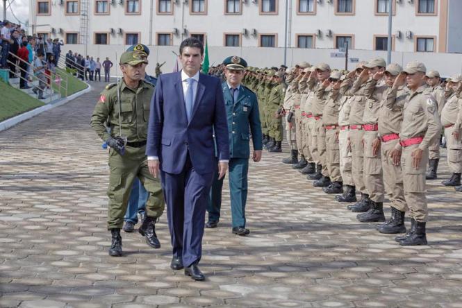 O novo Governador do Pará, Helder Barbalho (foto), participou na tarde desta terça-feira, 1° de janeiro, de ato solene na cidades de Marabá, marcando o início da sua gestão à frente do Estado do Pará.

FOTO: MARCO SANTOS
DATA: 01.01.2019
MARABÁ - PARÁ <div class='credito_fotos'>Foto: MARCO SANTOS   |   <a href='/midias/2019/originais/de14bc01-655e-4101-9163-16dd7fb919ae.jpg' download><i class='fa-solid fa-download'></i> Download</a></div>