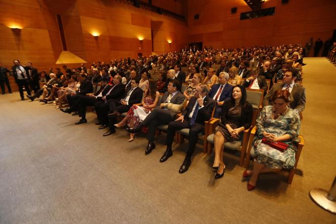 Parceria e apoio ao fortalecimento das mais diversas instituições em prol do desenvolvimento do Governo do Estado. Esta foi a tônica das mensagens ditas pelo governador Helder Barbalho na noite da quarta-feira (11), ao participar da cerimônia de posse do Procurador Geral de Justiça do Ministério Público do Estado do Pará (MP-PA), Gilberto Martins, no teatro Maria Sylvia Nunes.

FOTO: MARCELO SEABRA / AGÊNCIA PARÁ
DATA: 11.04.2019
BELÉM - PARÁ <div class='credito_fotos'>Foto: Marcelo Seabra / Ag. Pará   |   <a href='/midias/2019/originais/de26ae19-5e81-43b0-a223-5339dec94b95.jpg' download><i class='fa-solid fa-download'></i> Download</a></div>