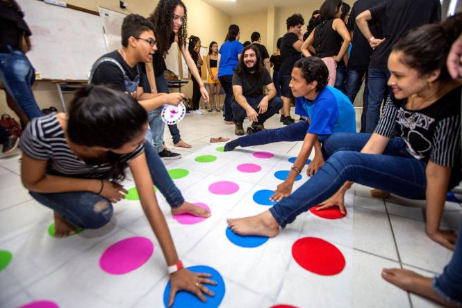 Ingressar no ensino superior público é um caminho para um horizonte cheio de possibilidades de absorver conhecimentos e vivências que estão nos livros, nas pessoas e no ambiente das pesquisas feitas nas comunidades. Neste processo, o sonho se materializa e uma vida nova se inicia na Universidade do Estado do Pará (Uepa) para os calouros de 2019. A instituição realiza até esta sexta-feira (29) a Semana do Calouro, com ações socioculturais, artísticas e educacionais, por meio da atuação do Centro de Ciências Sociais e Educação (CCSE). As atividades ocorrem na Unidade Técnica Prof. Astério de Campos, Abrigo São Vicente de Paulo e a Unidade Pedagógica Municipal São José, com programação pela manhã, à tarde e à noite.

FOTO: NAILANA THIELY / ASCOM UEPA
DATA: 29.03.19
BELÉM-PARÁ <div class='credito_fotos'>Foto: Nailana Thiely / Ascom Uepa   |   <a href='/midias/2019/originais/de2cbc24-dbaf-4eba-bd62-1392eb4b9af6.jpg' download><i class='fa-solid fa-download'></i> Download</a></div>