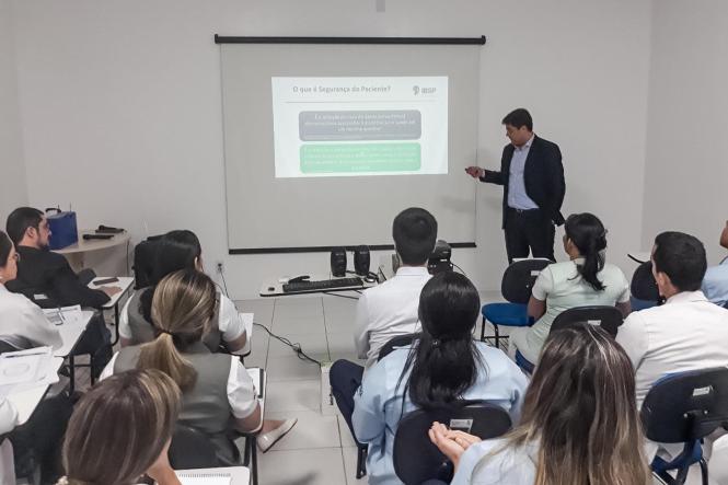 Com o tema “Contribuição Multiprofissional para a Qualidade e Segurança do Paciente”, o I Encontro de Segurança do Paciente do Hospital Jean Bitar promoveu na quinta-feira (11) e na sexta (12) a discussão entre profissionais que atuam na assistência e gestão da saúde. O objetivo foi produzir, sistematizar e difundir conhecimentos sobre segurança do paciente, conforme preconiza o Ministério da Saúde (MS), para aplicá-los na prática com os usuários do Hospital Jean Bitar (HJB), enfatizando a qualidade dos serviços e a eficácia das metas internacionais de segurança do paciente.

FOTO: DIVULGAÇÃO
DATA: 12.04.2019
BELÉM - PA <div class='credito_fotos'>Foto: Divulgação   |   <a href='/midias/2019/originais/de7bcdef-fdd5-41c3-9eef-46cbb529cd2b.jpg' download><i class='fa-solid fa-download'></i> Download</a></div>