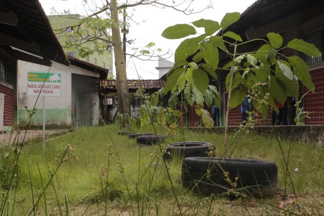 A aula de educação ambiental é diferente na Escola Estadual de Ensino Infantil e Fundamental Professora Esther Bandeira Gomes, no bairro da Sacramenta, em Belém. Alunos do ensino fundamental aprendem de forma interativa, prática e divertida as questões ligadas ao meio ambiente desde que o Projeto Complexo Bolonha chegou à escola, há três anos. A iniciativa realizada pela Companhia de Saneamento do Pará (Cosanpa), em parceria com a Caixa Econômica Federal, leva ações socioeducativas para instituições de ensino públicas em áreas beneficiadas com obras de ampliação do sistema de tratamento de água, na Região Metropolitana de Belém.

FOTO: JADER PAES / AG. PARÁ
DATA:25.02,2019
BELÉM - PARÁ <div class='credito_fotos'>Foto: JADER PAES / AGÊNCIA PA   |   <a href='/midias/2019/originais/deaa90ee-16ff-4428-9fa8-9ccf3b1dd888.jpg' download><i class='fa-solid fa-download'></i> Download</a></div>