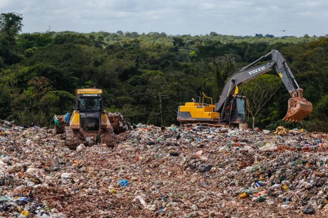 O secretário de Estado de Meio Ambiente e Sustentabilidade, Mauro Ó de Almeida, esteve na manhã desta sexta-feira (12) no aterro sanitário de Marituba (Região Metropolitana de Belém), para reforçar o apoio do Governo do Estado na busca por soluções para a destinação de resíduos sólidos no local, que teve seu fechamento anunciado para o fim do mês de maio.

FOTO: MAYCON NUNES / AGÊNCIA PARÁ
DATA: 12.04.2019
MARITUBA - PA <div class='credito_fotos'>Foto: Maycon Nunes / Ag. Pará   |   <a href='/midias/2019/originais/ded25992-4488-467d-a7b3-bc30d7503b30.jpg' download><i class='fa-solid fa-download'></i> Download</a></div>
