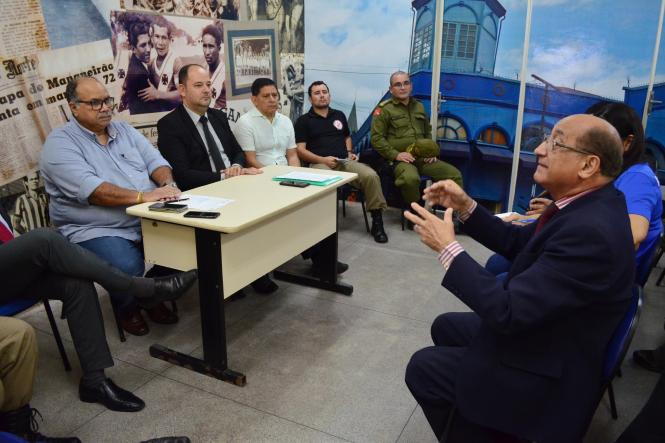 Uma reunião entre representantes dos órgãos da Segurança Pública integrados, Secretaria de Estado de Esporte e Lazer (Seel), Ministério Público do Estado (MPE), Federação Paraense de Futebol, Tribunal de Justiça Desportiva do Pará e representantes dos clubes de futebol do Pará, discutiu, nesta quinta-feira (28), ações de melhorias para o Estádio Estadual Jornalista Edgar Proença, o Mangueirão.

FOTO: ELIELSON MODESTO / ASCOM SEGUP
DATA: 28.03.2019
BELÉM - PA <div class='credito_fotos'>Foto: Elielson Modesto / Ascom Segup   |   <a href='/midias/2019/originais/def12de7-bbc6-4377-99df-89a178354090.jpg' download><i class='fa-solid fa-download'></i> Download</a></div>