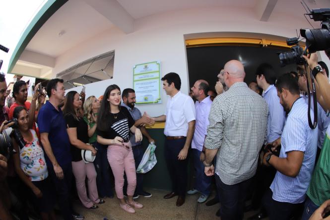 A população do município de Viseu, no nordeste do Pará, já dispõe de todos os benefícios de uma feira nova. Neste sábado (09), o governador do Pará, Helder Barbalho, esteve na sede municipal participando da inauguração da obra de ampliação da Feira Municipal Ramiro Azevedo Viana, executada com recursos liberados pelo Ministério da Integração Nacional, quando Helder Barbalho era o titular da pasta.


FOTO: MARCO SANTOS / AGÊNCIA PARÁ
DATA: 09.03.2019
VISEU - PARÁ <div class='credito_fotos'>Foto: Marco Santos / Ag. Pará   |   <a href='/midias/2019/originais/def39aa1-4af8-48dc-a8eb-245a93fe5cb2.jpg' download><i class='fa-solid fa-download'></i> Download</a></div>